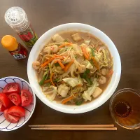 海鮮上海焼きそば　明日から今週末、藤沢の家内（はやと）のところに帰るので、冷蔵庫の中のもの一掃メニューです。このためオイスターソースを買ったので、今後メニューにバリエーションを持たせられます。|なびさん
