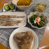 ☆鶏めしおにぎり　☆焼きシシャモ　☆タラの芽ごま和え　☆キュウリ酢味噌和え　☆かぼちゃ煮　☆キュウリ浅漬け|chikakoさん