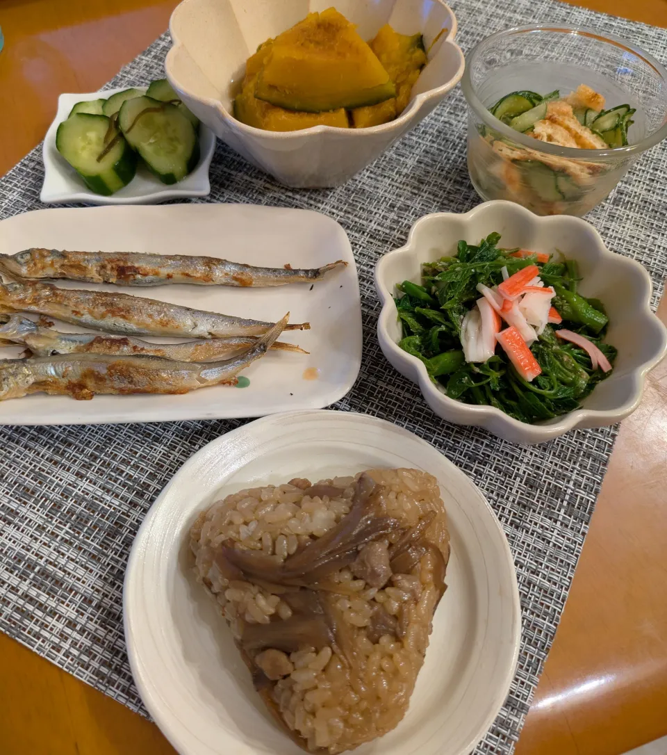 ☆鶏めしおにぎり　☆焼きシシャモ　☆タラの芽ごま和え　☆キュウリ酢味噌和え　☆かぼちゃ煮　☆キュウリ浅漬け|chikakoさん