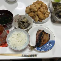 晩御飯☆唐揚げ☆鯖のみりん干し☆揚げ茄子の煮浸し☆わかめスープ|Saharaさん