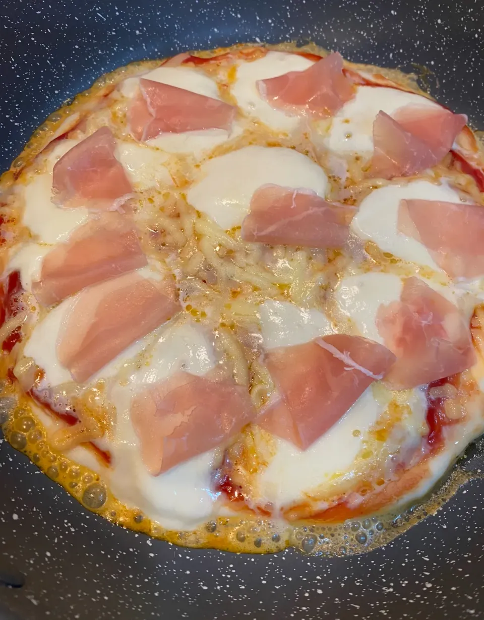 ピザにオリーブオイルかけてみた👍|まきさん