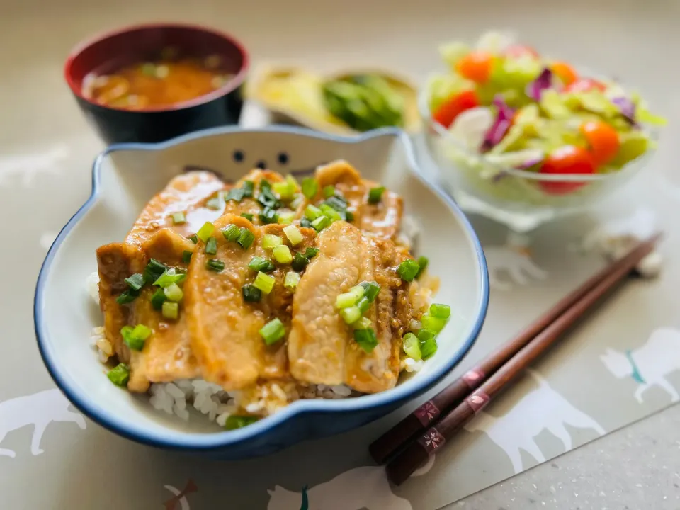 「カルビ丼」|バシュランさん