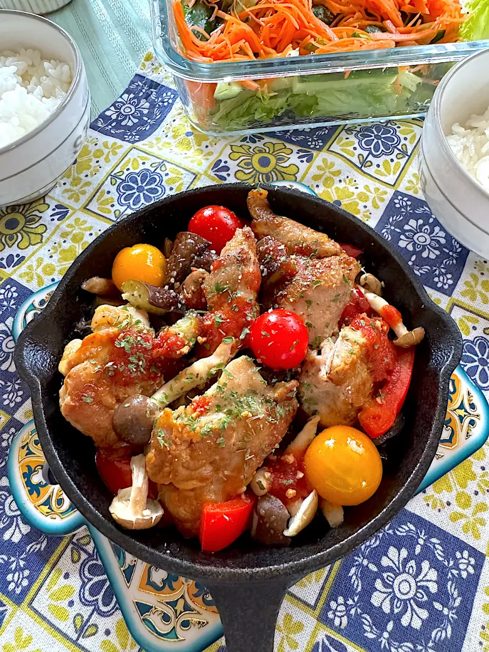 トマトソースをかけていただく鶏もも肉のアヒージョ🍅|さらっと🍀さん