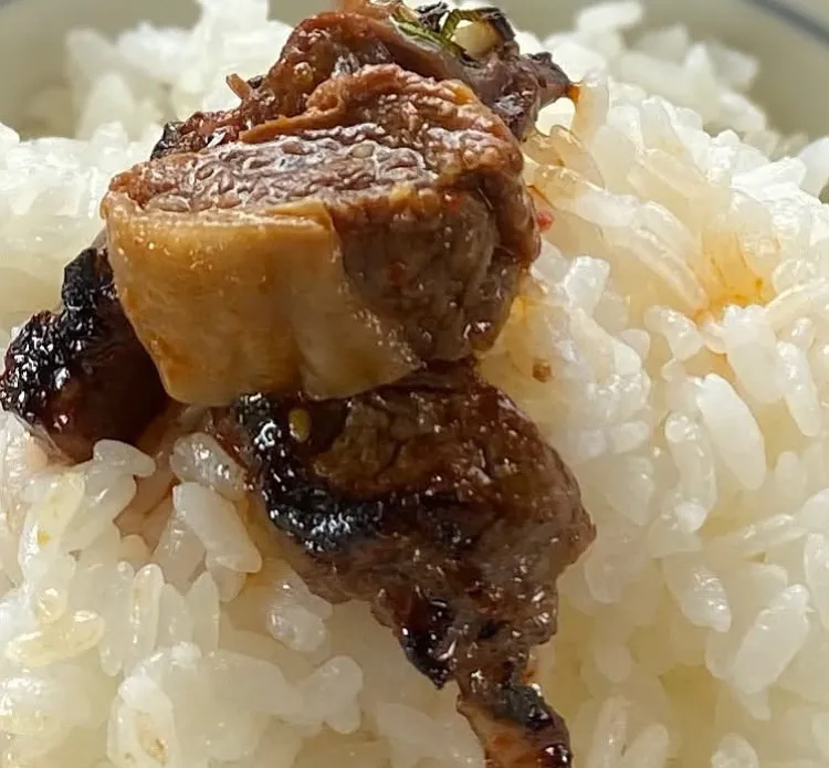 「牛すじ煮込みde卵かけご飯」
昨夜の牛スジと厚揚げの煮物を使って
コッテリ卵かけご飯(^^)
インゲンの護摩汚し、茄子とミョウガの味噌汁を添えて  朝ごはん💦|ばくあんしゃさん