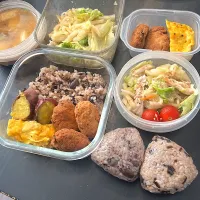 おにぎり、サラダ、卵とおから。卵にじゃがいももチーズ入ってる。|hanakoさん