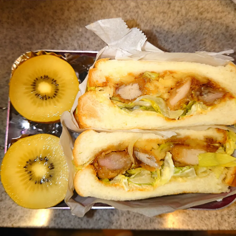 チーズカンジャンチキンサンド、ゴールデンキウイ弁当6/20|まりっぺ2025さん