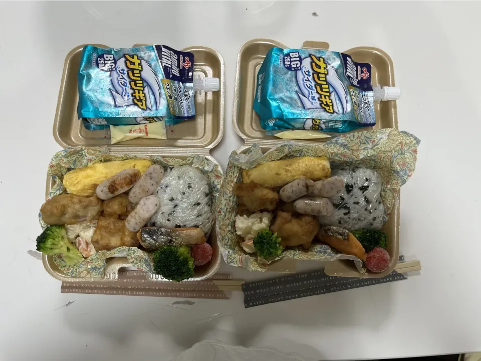 総体弁当。☆ガッツギア☆鮭☆プチトマト☆ブロッコリー☆卵焼き１本☆唐揚げ☆ゆかり入りソーセージ☆ポテトサラダ☆わかめごはんおにぎり|Saharaさん
