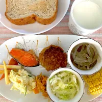 ありあわせ盛り付けプレートで豪華に見えるかな⁈早朝お散歩後のもりもり朝ご飯☀️|さくたえさん
