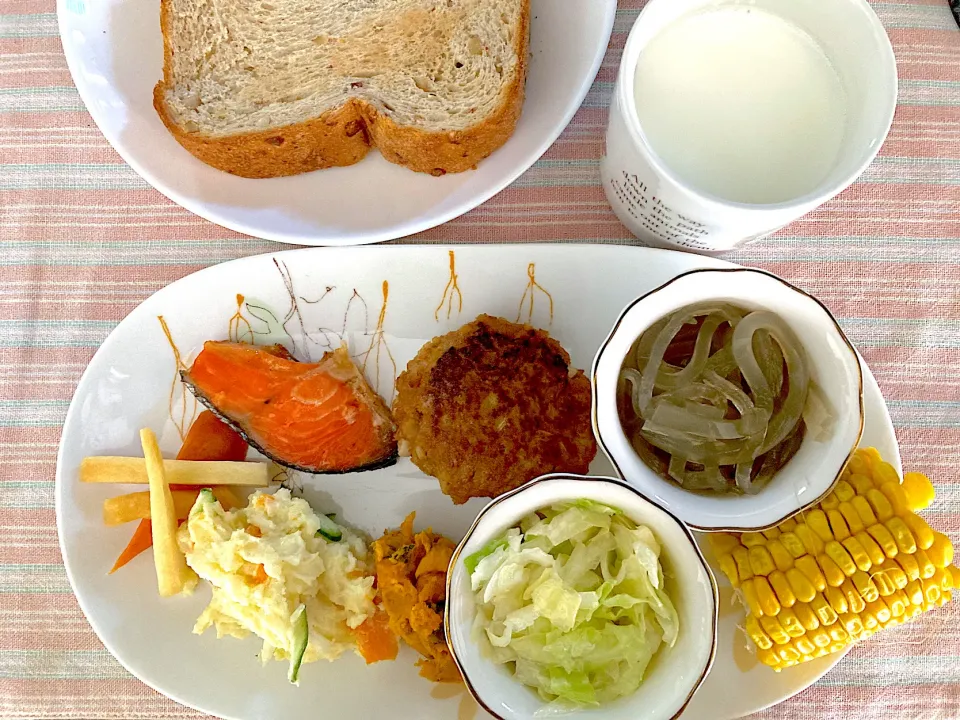 ありあわせ盛り付けプレートで豪華に見えるかな⁈早朝お散歩後のもりもり朝ご飯☀️|さくたえさん
