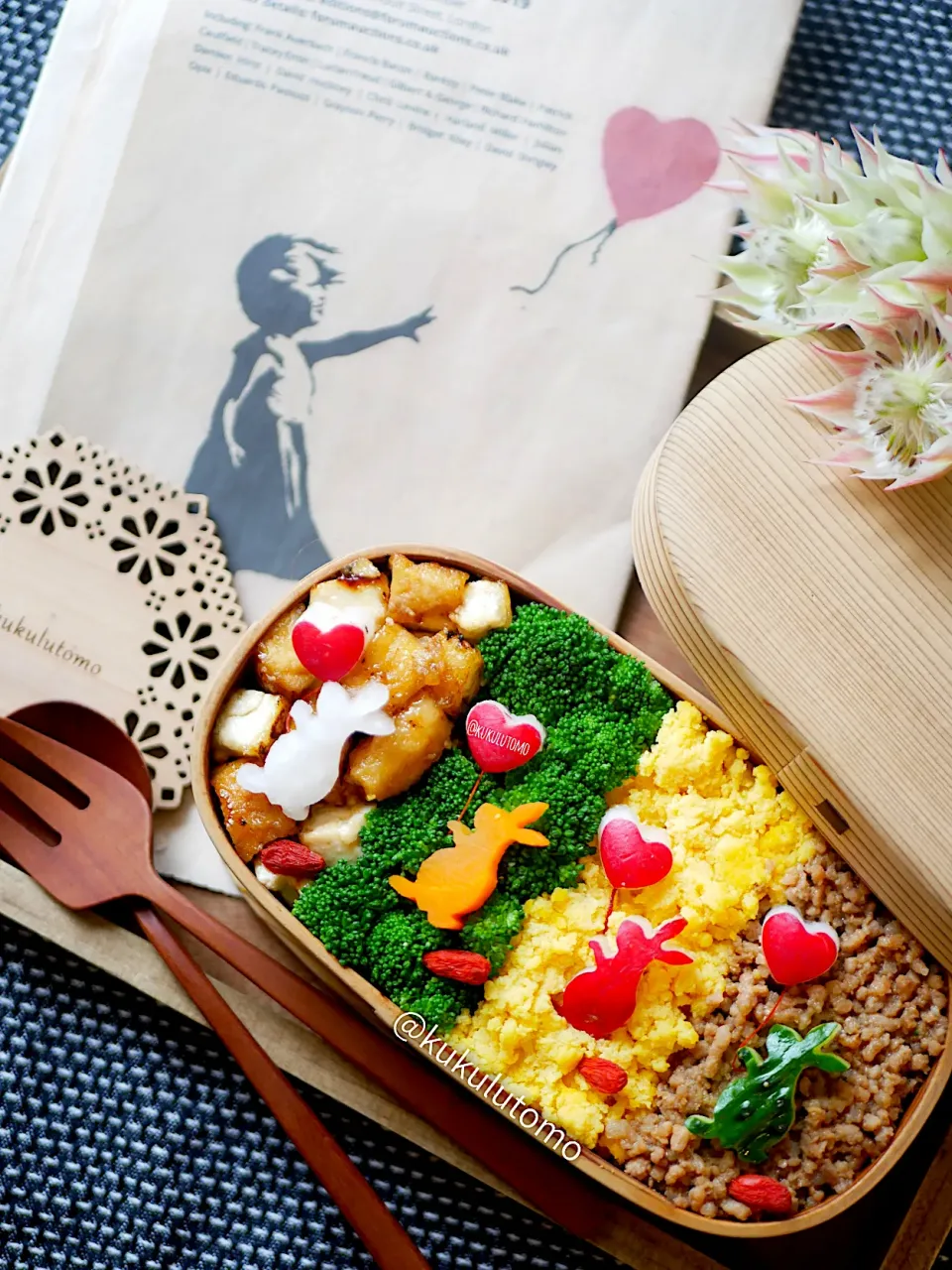 なんちゃってバンクシー🎈そぼろどん弁当|kukulutomo ❁𓎪 ⡱𓎩‎𐩢𐩺𓎪 ⡱さん