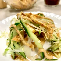 shredded chicken & cucumber salad with balsamic vinaigrette and sriracha mayo|gonbenさん