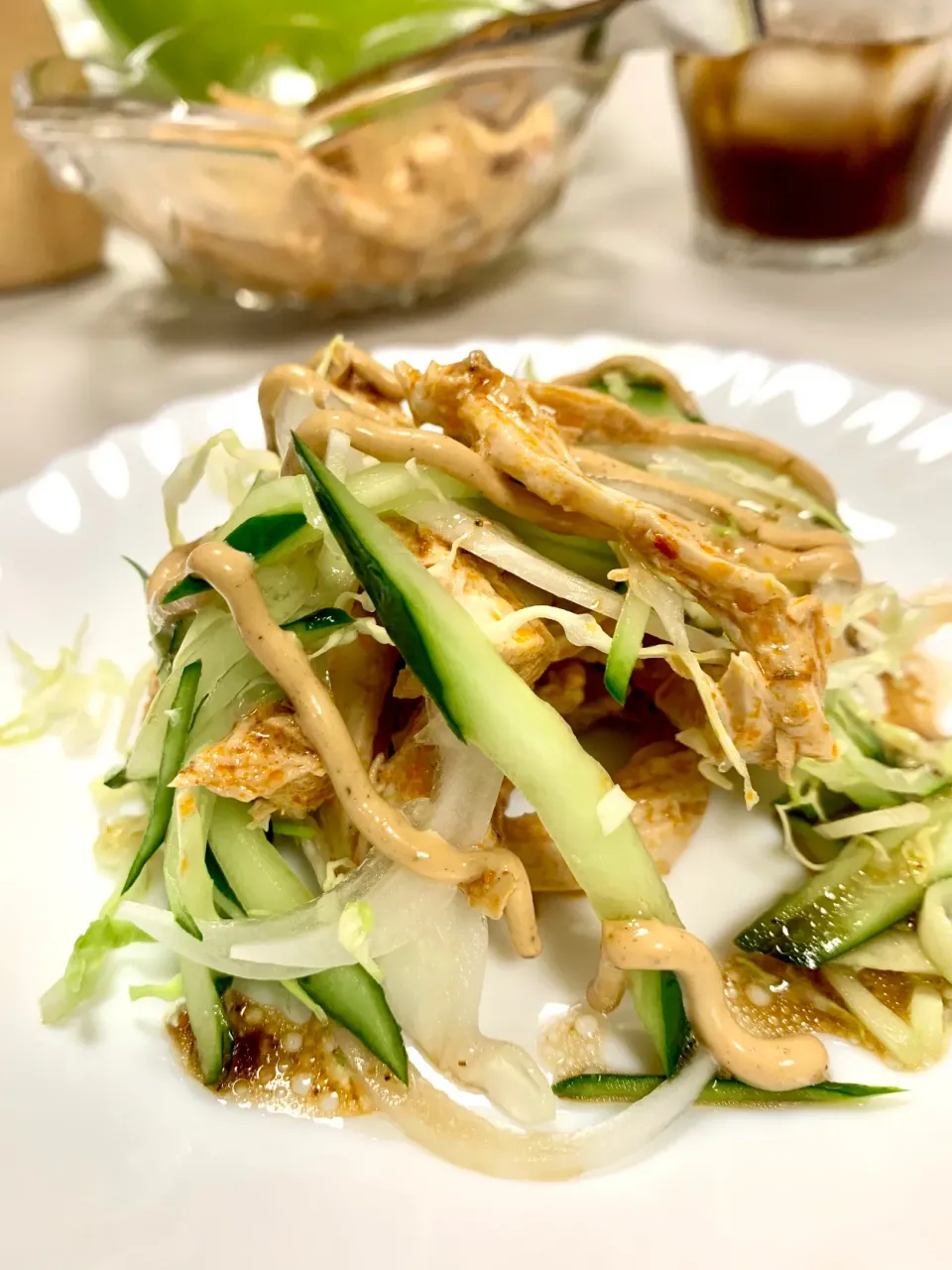 shredded chicken & cucumber salad with balsamic vinaigrette and sriracha mayo|gonbenさん