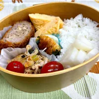 豚肉炒め、メンチカツ、玉子焼、おばんざい🍱|なお🅿️さん