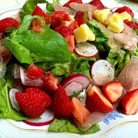 ルッコラと生ハムストロベリー🍓サラダ|松澤美穂さん