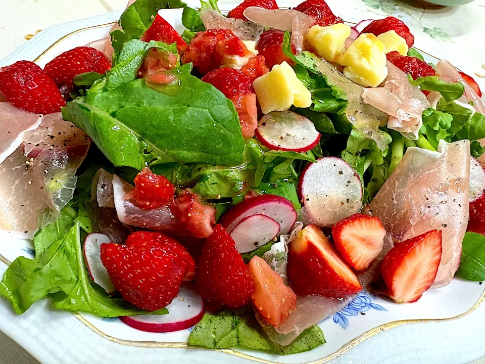 ルッコラと生ハムストロベリー🍓サラダ|松澤美穂さん