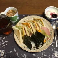 トーストサンドイッチ、ロールパントーストサンドイッチ、しそふりかけ&塩昆布の混ぜご飯おにぎり、具材入りタマネギスープ、リプトンさんのフレーバーティー、六条麦茶、カシスジャム入りヨーグルト、バナナ、(昼飯)|enarinさん