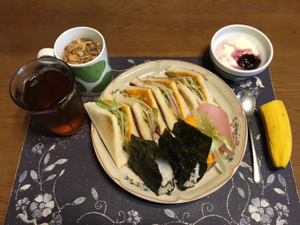 トーストサンドイッチ、ロールパントーストサンドイッチ、しそふりかけ&塩昆布の混ぜご飯おにぎり、具材入りタマネギスープ、リプトンさんのフレーバーティー、六条麦茶、カシスジャム入りヨーグルト、バナナ、(昼飯)|enarinさん
