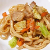 お昼は焼きうどん✨太うどんで作ったんだけど、歯ごたえ、モチモチ感がすご🎊💕🍀普通の太さより食べ応えが✨😍| 深夜特急fさん
