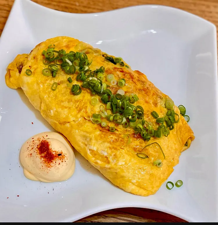 「納豆チーズ出汁巻きde冷酒晩酌」
味付けした納豆とネギとチーズを
巻き込んだ 熱々の玉子焼きで
冷たい日本酒🍶(^^)
豚バラと茄子とミョウガの味噌汁
切り干し大根、根菜の煮物を添えて
晩ごはん💦|ばくあんしゃさん