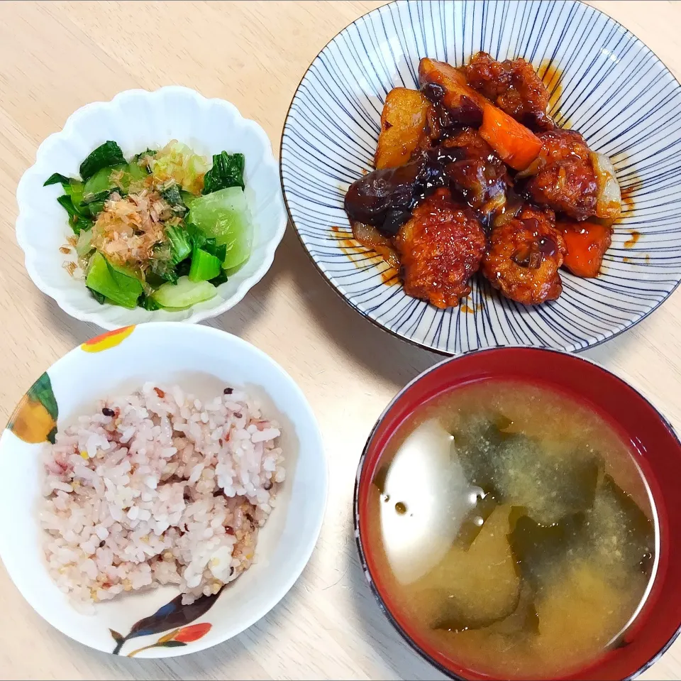 2025 0620　鶏唐揚げと野菜の黒酢あん炒め　チンゲン菜のおひたし　なめことわかめのお味噌汁|いもこ。さん