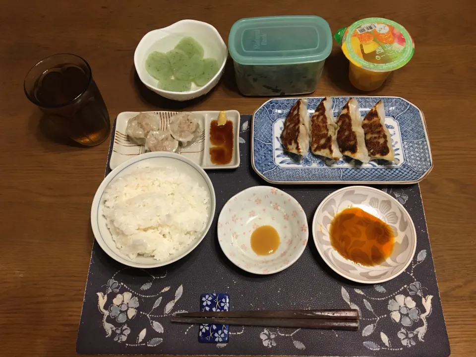 ご飯、焼き餃子、焼売、刺身こんにゃく、野沢菜漬け、六条麦茶、コカコーラ、市販のフルーツゼリー、頂き物の東根さくらんぼ(夕飯)|enarinさん