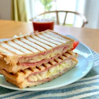 ビアソーセージ＆チーズ＆自家製ザワークラウトのホットサンド🇩🇪|むぎこさん