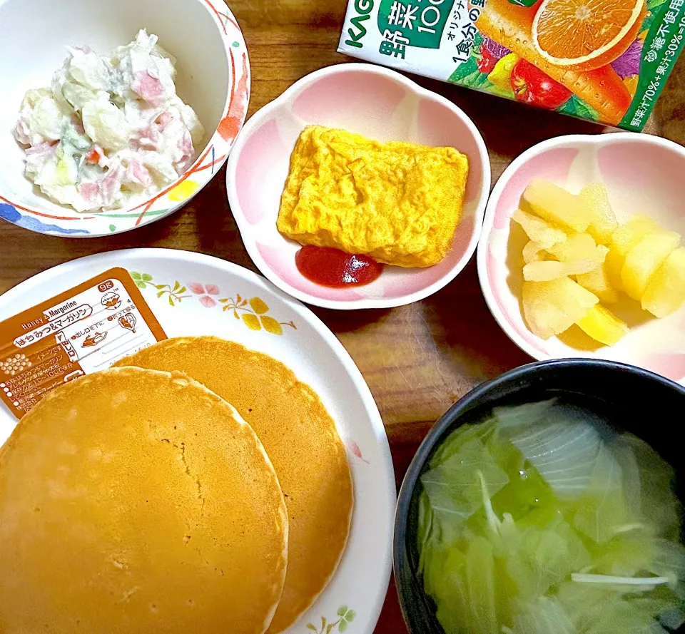 ホットケーキ、ポテトサラダ、ハムチーズピカタ、レタスのスープ、パイナップル、野菜ジュース|はるかさん