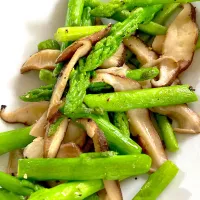 原木椎茸とアスパラの炒め物🤎💚|さくたえさん