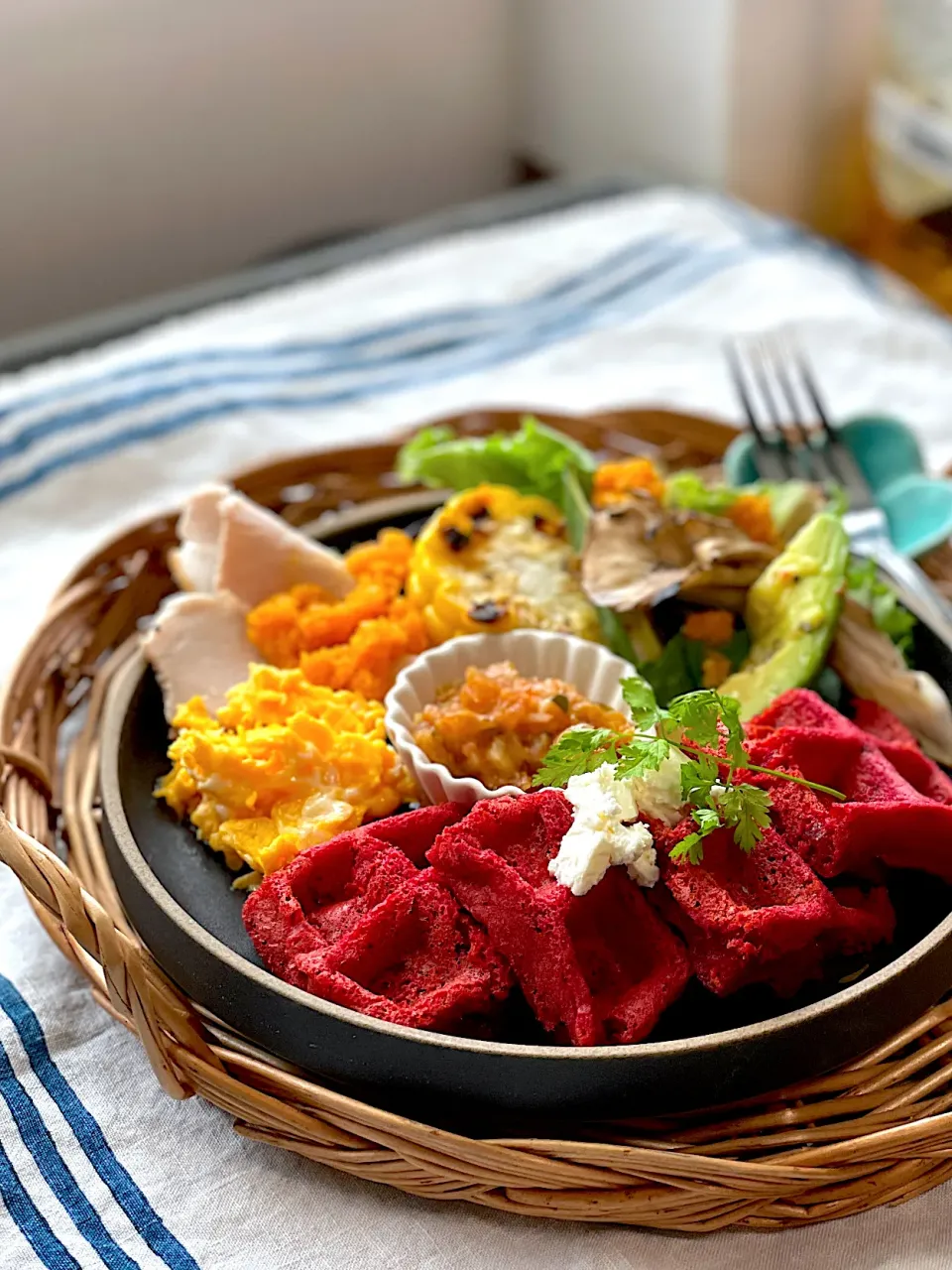 ビーツの米粉ワッフル／軽食プレート|料理研究家かんざきあつこさん