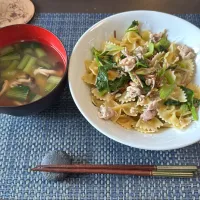 セロリとエノキのパスタ・小松菜としめじの味噌汁