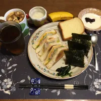 トーストサンドイッチ、おにぎり、ビール酵母パン、野沢菜漬け、烏龍茶、具材入りタマネギスープバナナ、カシスジャム入りヨーグルト、手作り牛乳ゼリー(昼飯)| enarinさん