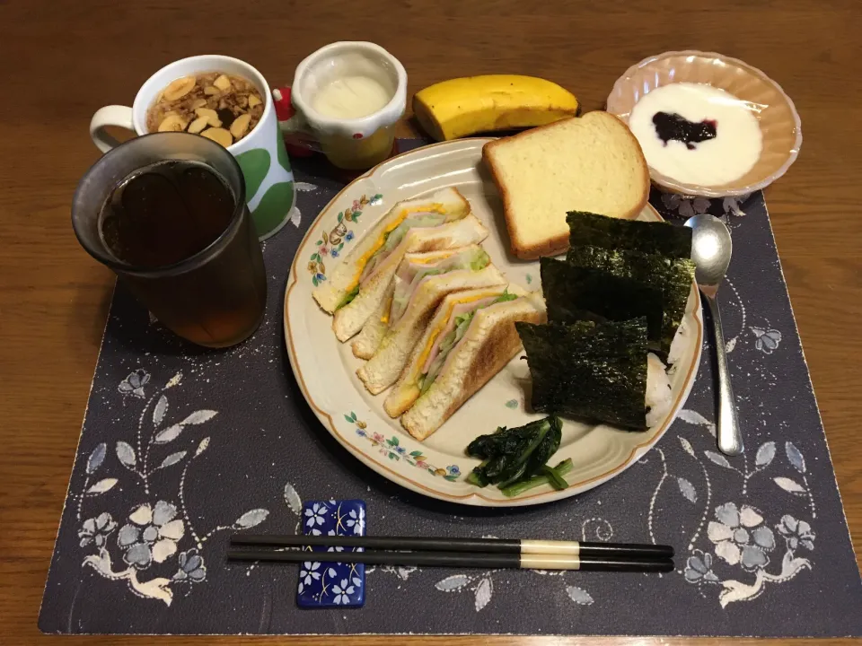 トーストサンドイッチ、おにぎり、ビール酵母パン、野沢菜漬け、烏龍茶、具材入りタマネギスープバナナ、カシスジャム入りヨーグルト、手作り牛乳ゼリー(昼飯)|enarinさん