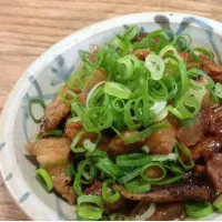 「我家風ガパオポークのレタス包み」
粗くコンカッセに刻んだ豚バラ肉
香味野菜、スパイス、ハーブと 炒め合わせ  砂糖、オイスターソース、ナンプラー、レモン汁(^^)
レタスで包んで 晩酌スタート🍺|ばくあんしゃさん