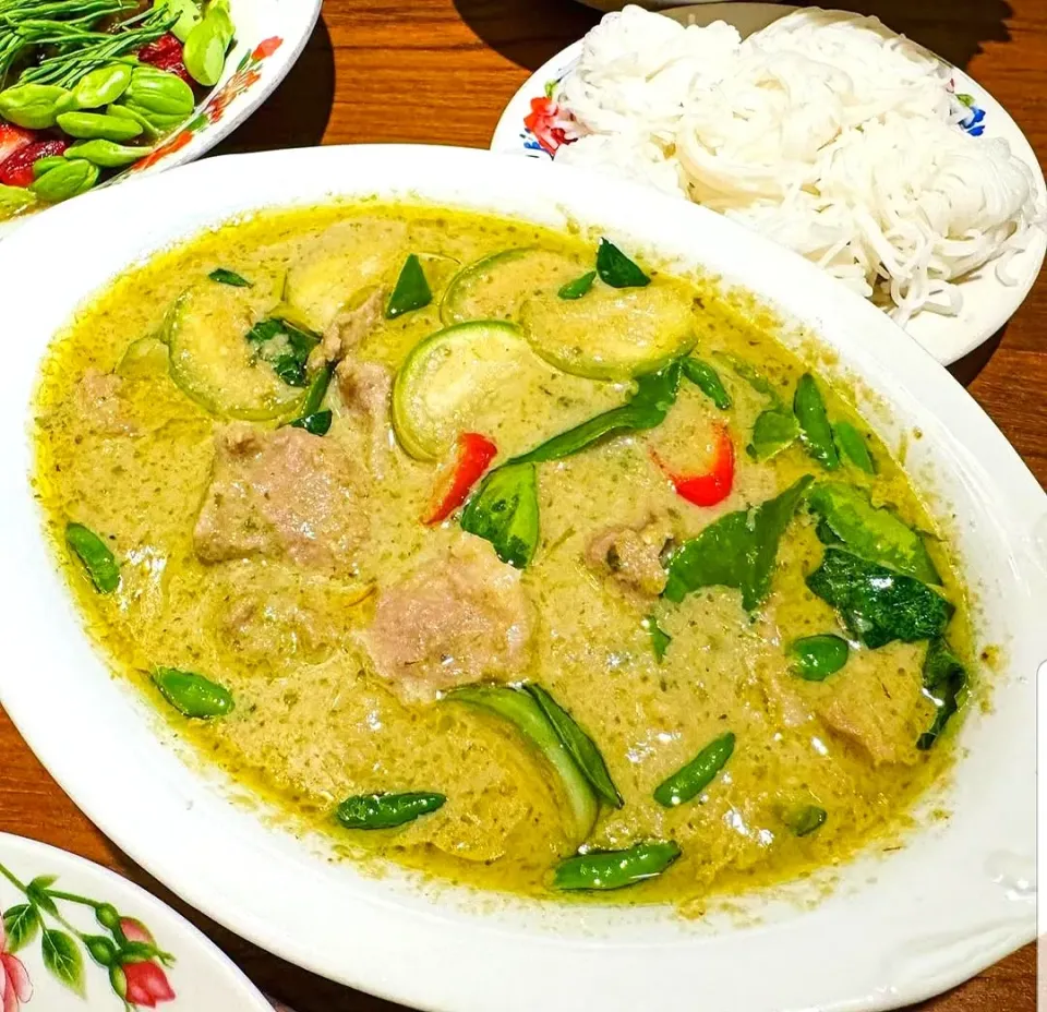 Thai Pork Green Curry & Rice Noodles aka Kanom Jeen Gaeng Kiew Wan Moo 🤤🍛🐷|An'leeさん