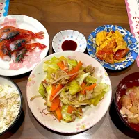 肉野菜炒め　甘エビの頭の味噌汁　トマトと卵の中華炒め　甘エビの刺身| おさむん17さん