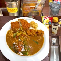 チキンと夏野菜と唐揚げとキャベツメンチカツカレー🍛| るみおんさん
