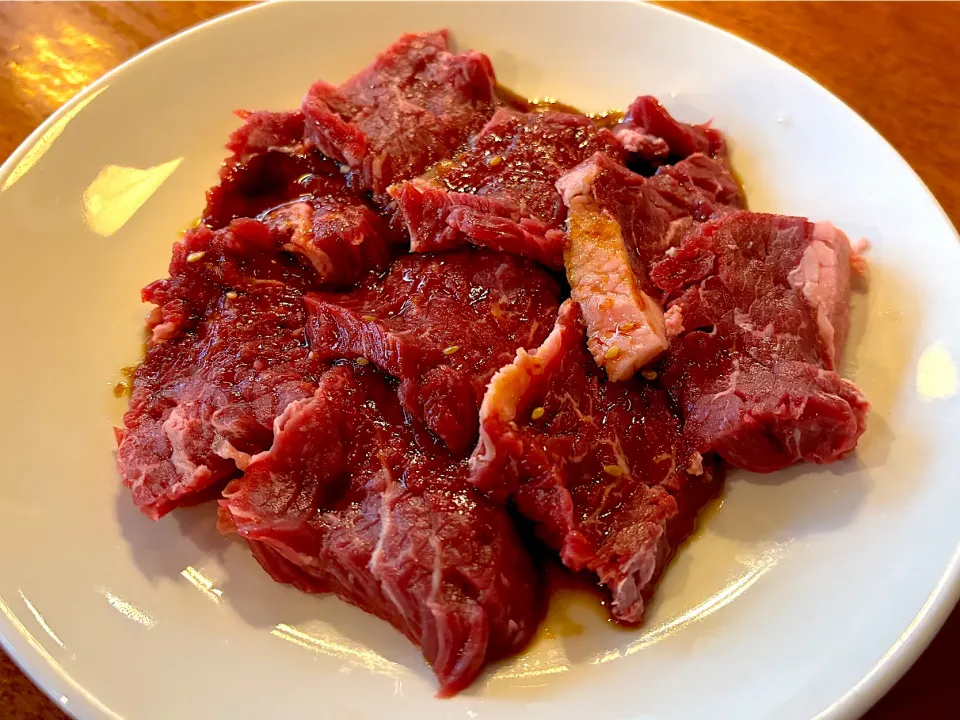 田舎の居酒屋🏮で焼肉😋・②これは！カルビなのか🤔？？？笑|山勝さん