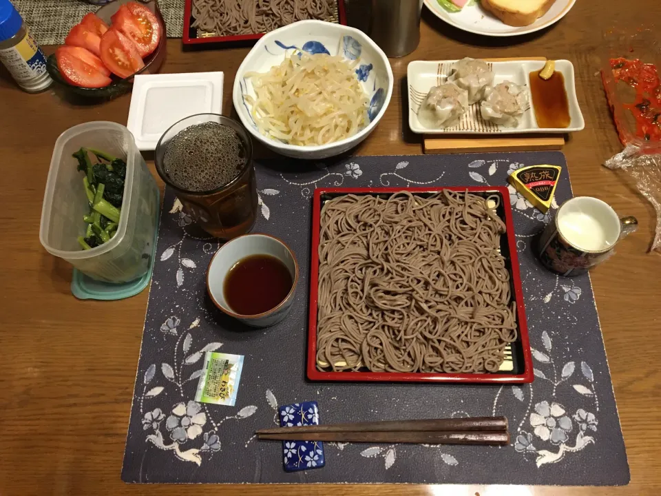 ざる蕎麦、納豆,茹でもやし、焼売、プロセスチーズ、野沢菜漬け、ロースハム,レタス,ビール酵母パン、烏龍茶、手作り牛乳ゼリー、市販のナタデココ入りフルーツゼリー(夕飯)|enarinさん
