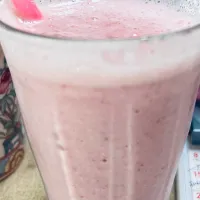 暑い一日なので冷凍保存しておいたイチゴ使ってイチゴミルクサッパリしていて美味しいですよ♪| 美知子さん