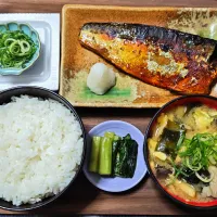 今日の朝ごはん（ごはんはファミマの備蓄米、鯖のしょうゆ糀漬、納豆、平茸とわかめと卵のみそ汁、野沢菜漬け）|Mars＠釜飯作り研究中さん