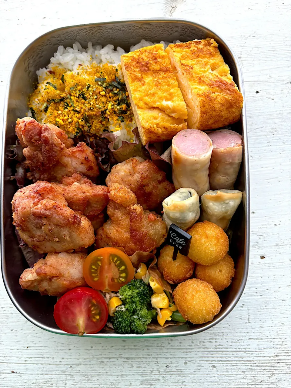 42日め
今日のお弁当

〜タイ風唐揚げ弁当〜

☀︎タイ風唐揚げ
☀︎大葉チーズ巻き
☀︎ソーセージ巻き
☀︎厚焼き卵
☀︎ポテトフライ
☀︎ミニトマト
☀︎ブロッコリーとシーチキンコーン炒め|akoakoさん