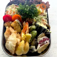 43日め
今日のお弁当

〜彩りそうめん＆天ぷら弁当〜

☀︎彩りそうめん
☀︎天ぷら
ささみ、さつまいも、かぼちゃ、ししとう
ヤングコーン、茄子、彩り人参
☀︎ミニトマト|akoakoさん