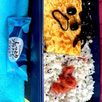#昼飯　豆としそ昆布の天パーびっくり顔チーズオムレツと梅2個と黒豆5個茶豆3個乗せワカメうめしそ混ぜご飯しっとりソフトクッキー添え弁当|ms903さん