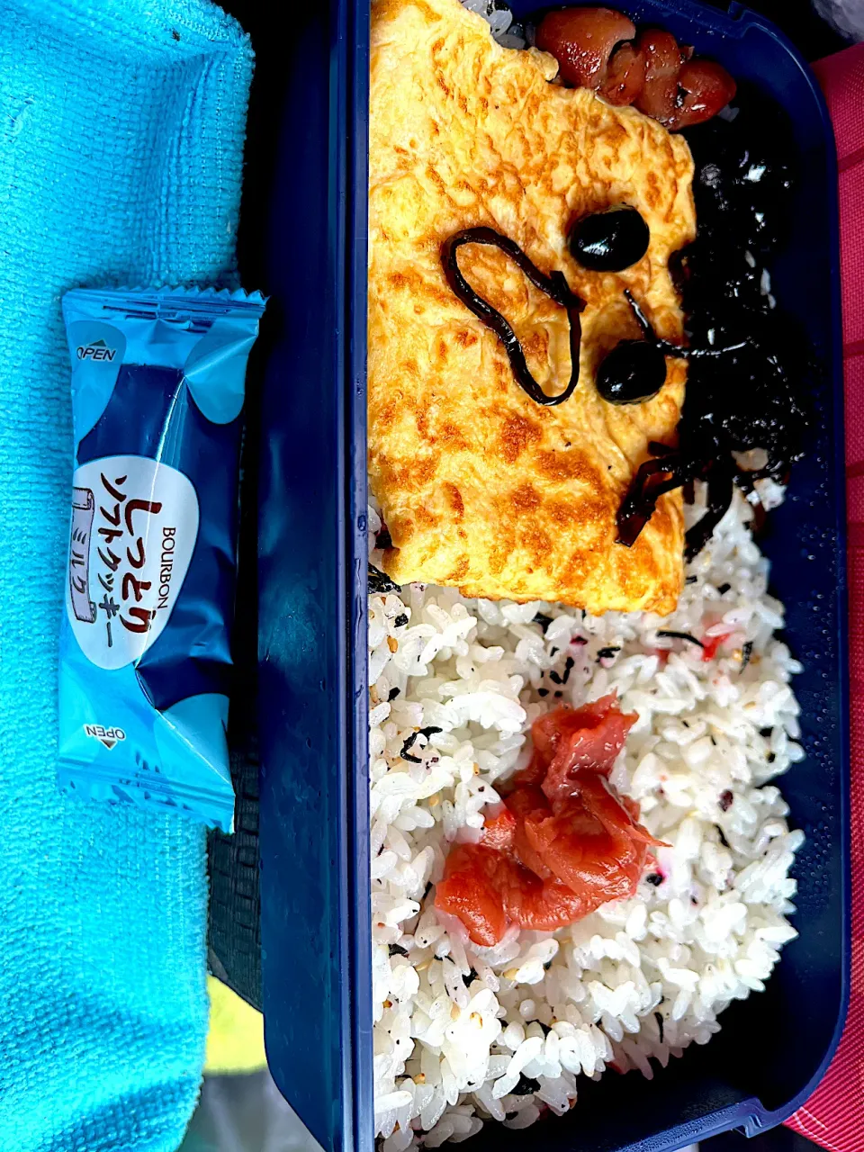 #昼飯　豆としそ昆布の天パーびっくり顔チーズオムレツと梅2個と黒豆5個茶豆3個乗せワカメうめしそ混ぜご飯しっとりソフトクッキー添え弁当|ms903さん