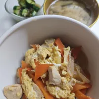☆昼☆親子丼(ササミ)、味噌汁、胡瓜(高校生だと800kcalくらい)私は半分です。|ｼｮｺﾗさん