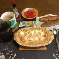 3種のチーズのオートミール餅グラタン、チョコチップスティックパン、ココナッツクラッカー、ホットコーヒー、烏龍茶、頂き物の東根さくらんぼ(朝ご飯)|enarinさん