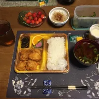 から揚げ弁当、もやしのお浸し、野沢菜漬け、味噌汁、烏龍茶、さくらんぼ、牛乳ゼリー(昼飯、どんどん弁当)|enarinさん