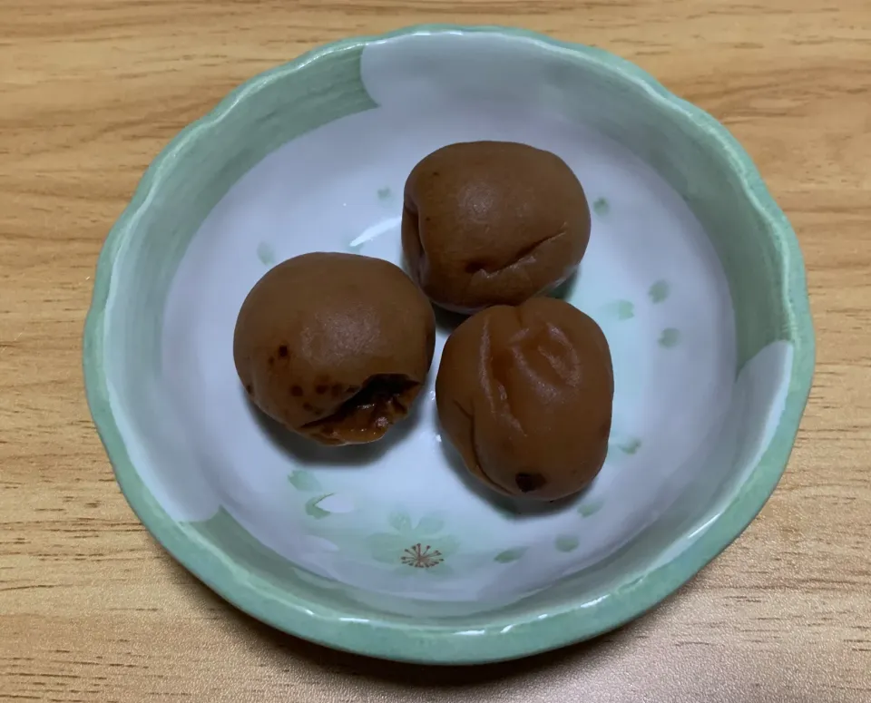 梅酒で漬けた梅。3年もの😅|料理好きなじいさまさん