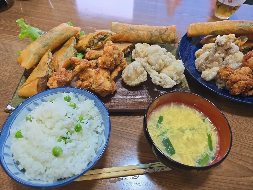春巻き・白い唐揚げ・茶色い唐揚げ・豆ご飯・卵とニラのスープ🌺|chiyukiさん