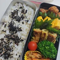 ☆高校生弁当☆もち麦入りごはん、ひじき梅、唐揚げ、シラス卵焼き、カレー竹輪、ブロッコリー、ミニトマト、切干大根、蒟蒻ゼリー| ｼｮｺﾗさん